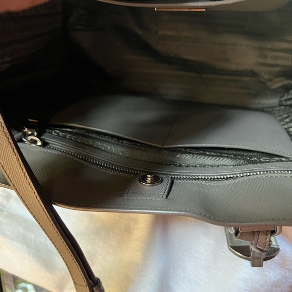 Medium size Prada grey saffiano - Picture 7 of 11